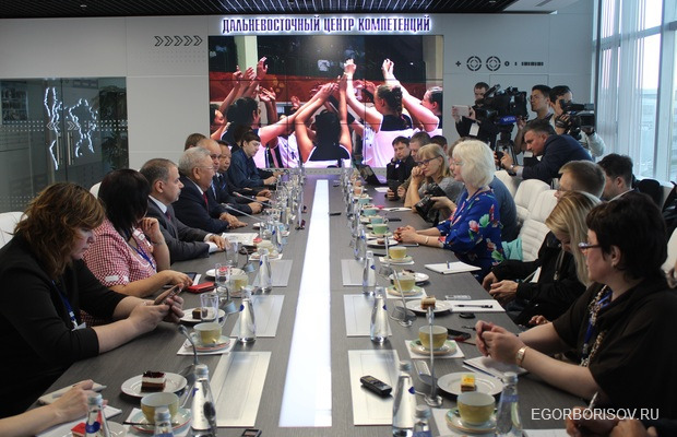 Егор Борисов встретился с журналистами и блогерами на медисаммите во Владивостоке