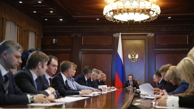 Медведев поручил главам регионов взять организацию детского отдыха под личный контроль