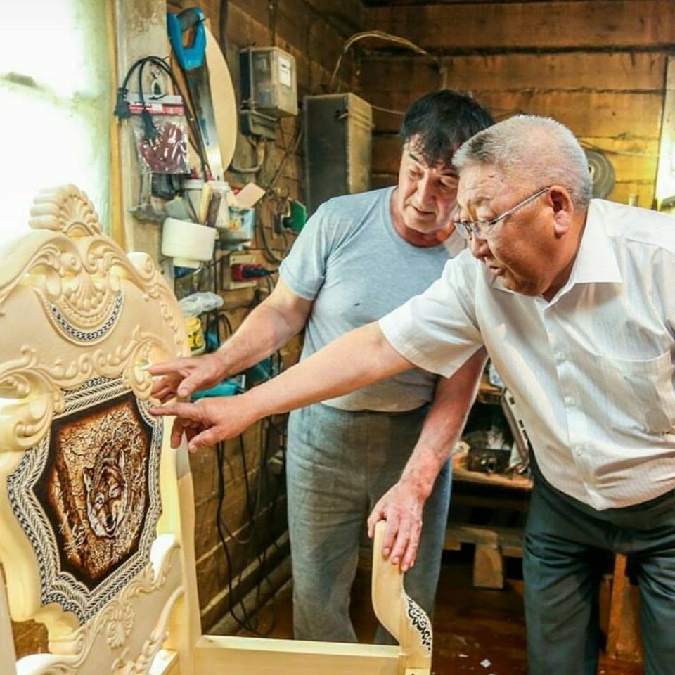 Глава Якутии купил карася и заказал стул