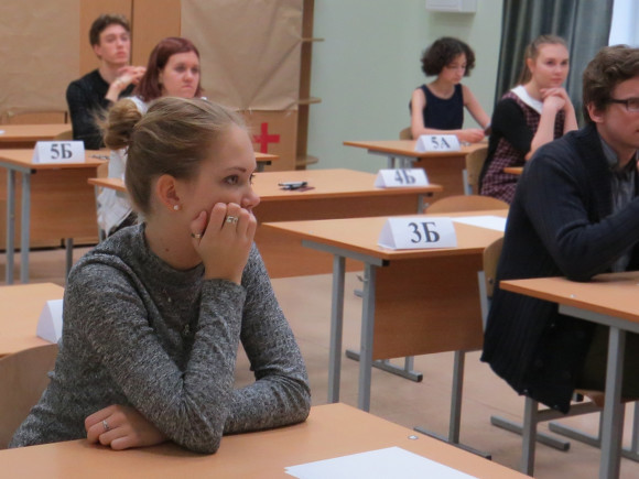 В этом году двоечников на ЕГЭ по обществознанию, литературе и физике будет меньше