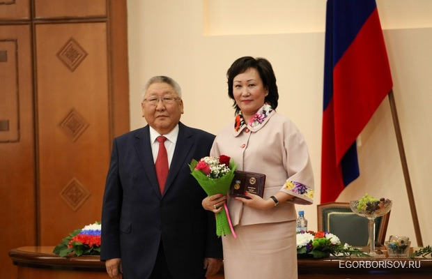 Егор Борисов вручил госнаграды якутянам за вклад в развитие республики