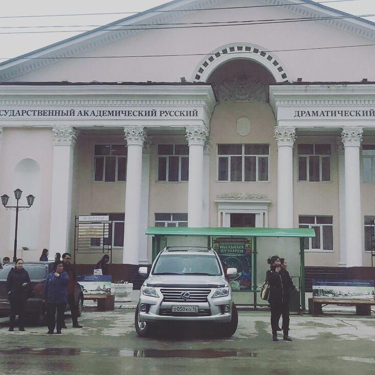 Глава Якутии прокомментировал действия своего водителя, припарковавшегося на остановке