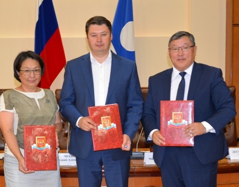 Правительство, работодатели и профсоюзы Якутии подписали соглашение о минимальной зарплате в 17 388 рублей