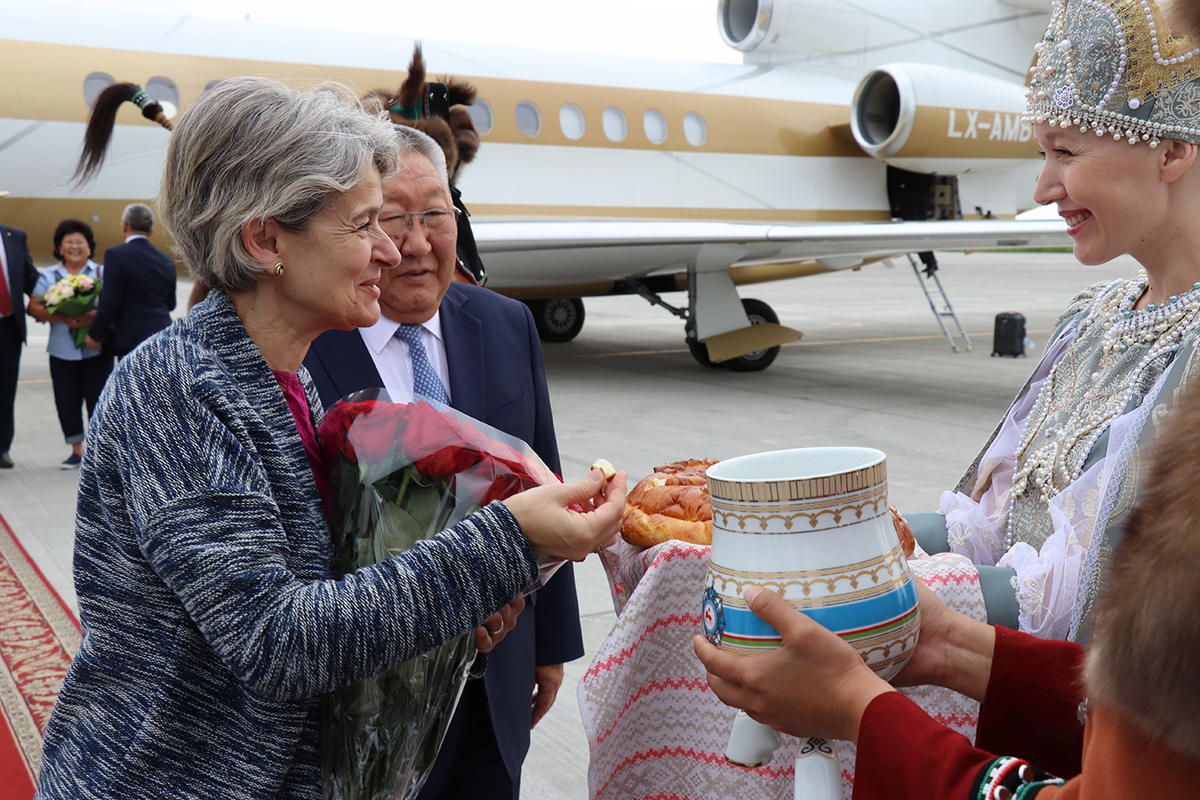 Егор Борисов встретил в аэропорту Якутска генерального директора ЮНЕСКО Ирину Бокову