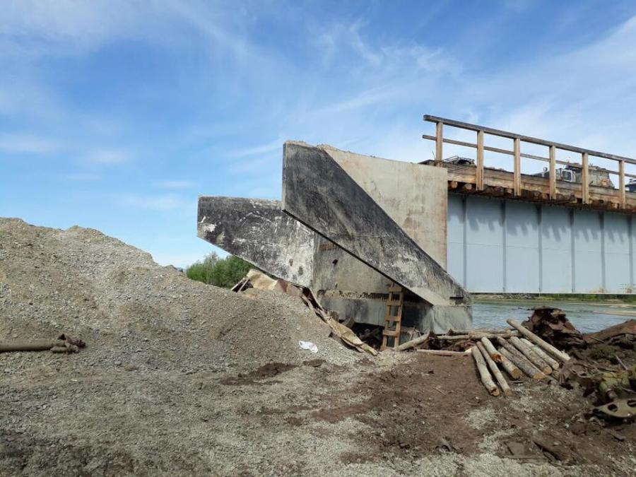 «Нет хлеба, муки»: село Якутии уже месяц изолировано из-за обрушения моста