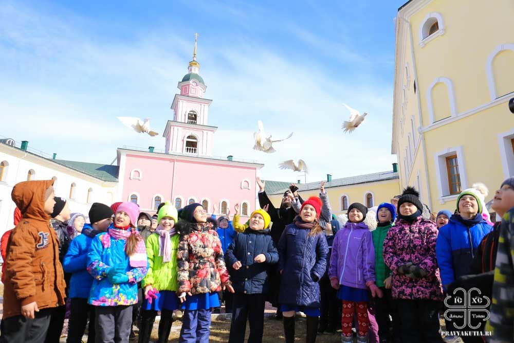 Родители учащихся православной гимназии в Якутске заступились за отца Мелетия