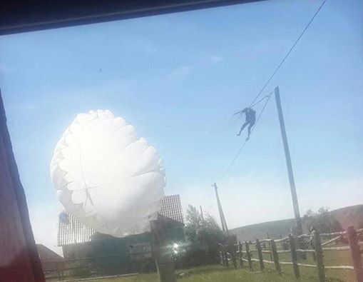 Парашютистка из летной школы застряла на проводах в поселке Октемцы