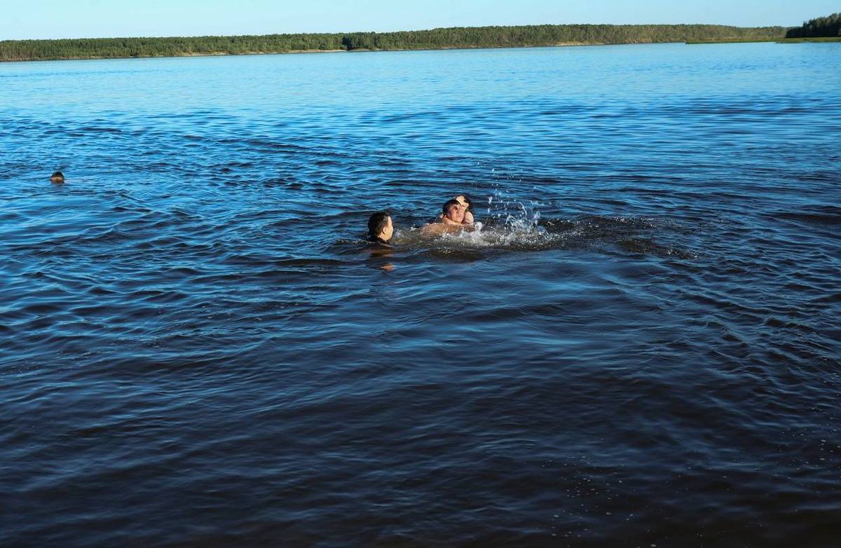 В Якутске дикий пляж на Петуховке закрыли траншеей