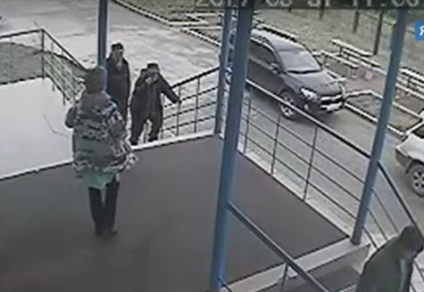 За час до смерти: камера сняла, как пенсионер поднимается по лестнице больницы в Томмоте