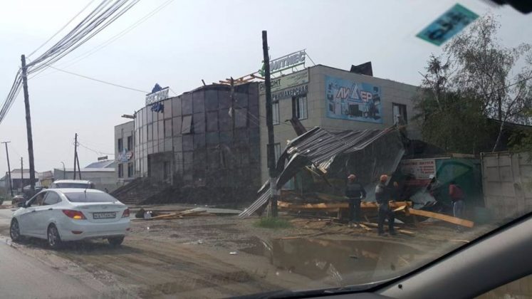Фотовзгляд: В Нижнем Бестяхе ураган срывал крыши и валил деревья