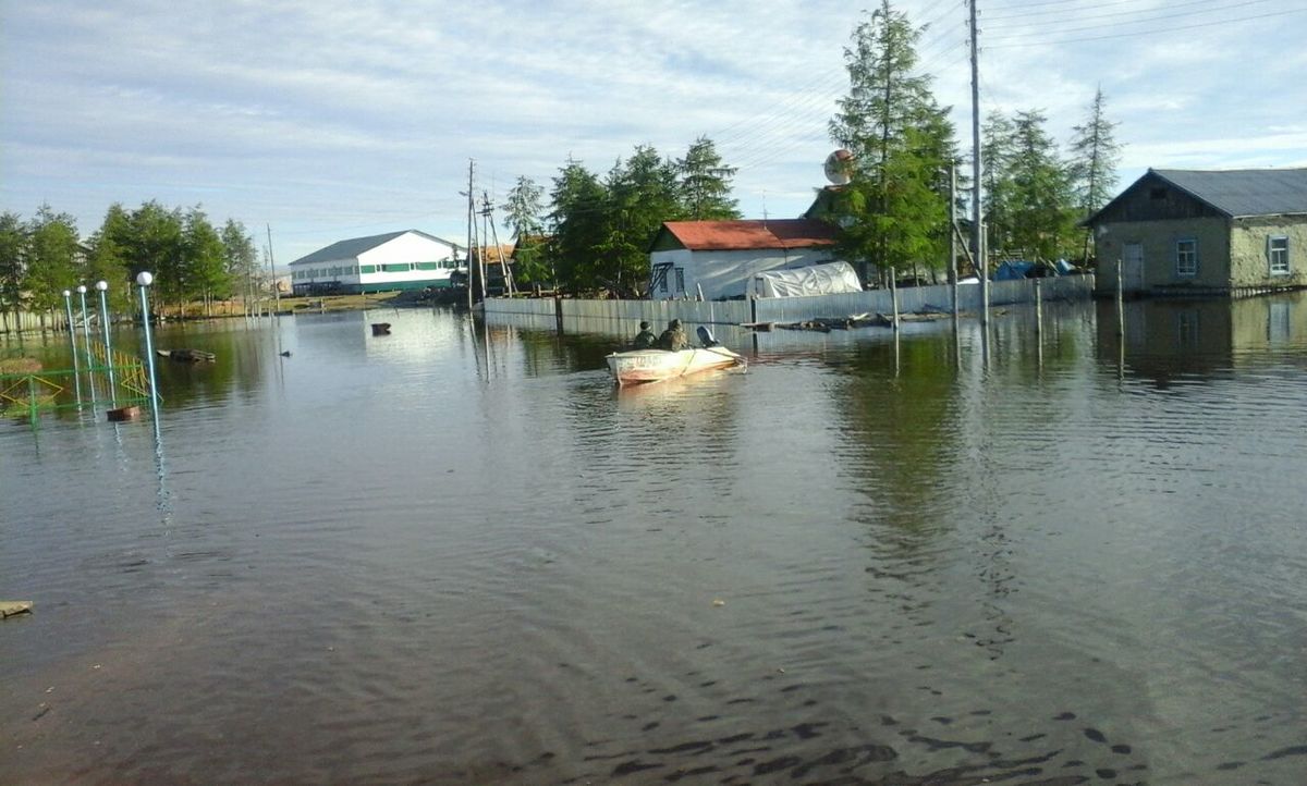 Фотовзгляд: В среднеколымском селе Аргахтах уровень воды постоянно растет