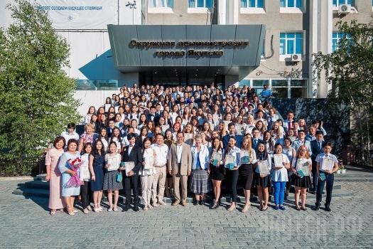 Глава города Айсен Николаев встретился с золотыми медалистами