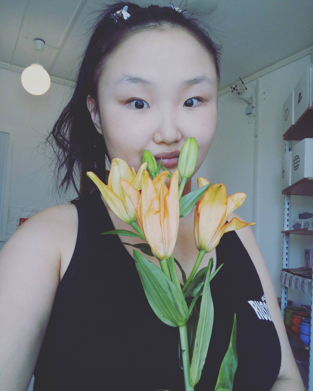 Депутат Госдумы РФ Федот Тумусов подарил Анжелике с бровями букет сардаан