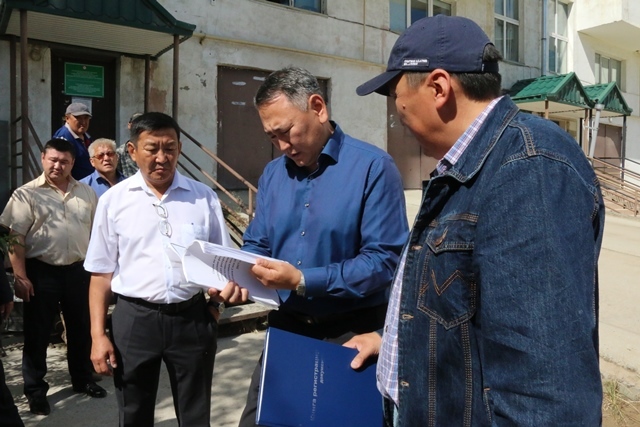 Сахамин Афанасьев встретился с охотниками, организовавшими общественную очередь