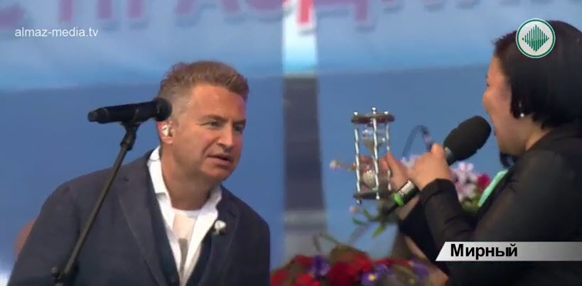 В Мирном Леониду Агутину в честь дня рождения подарили часы с алмазной крошкой