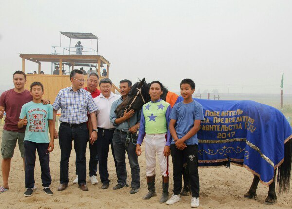 Плотный дым, окутавший Якутск, не помешал проведению конных скачек на призы председателя правительства Якутии (+видео)