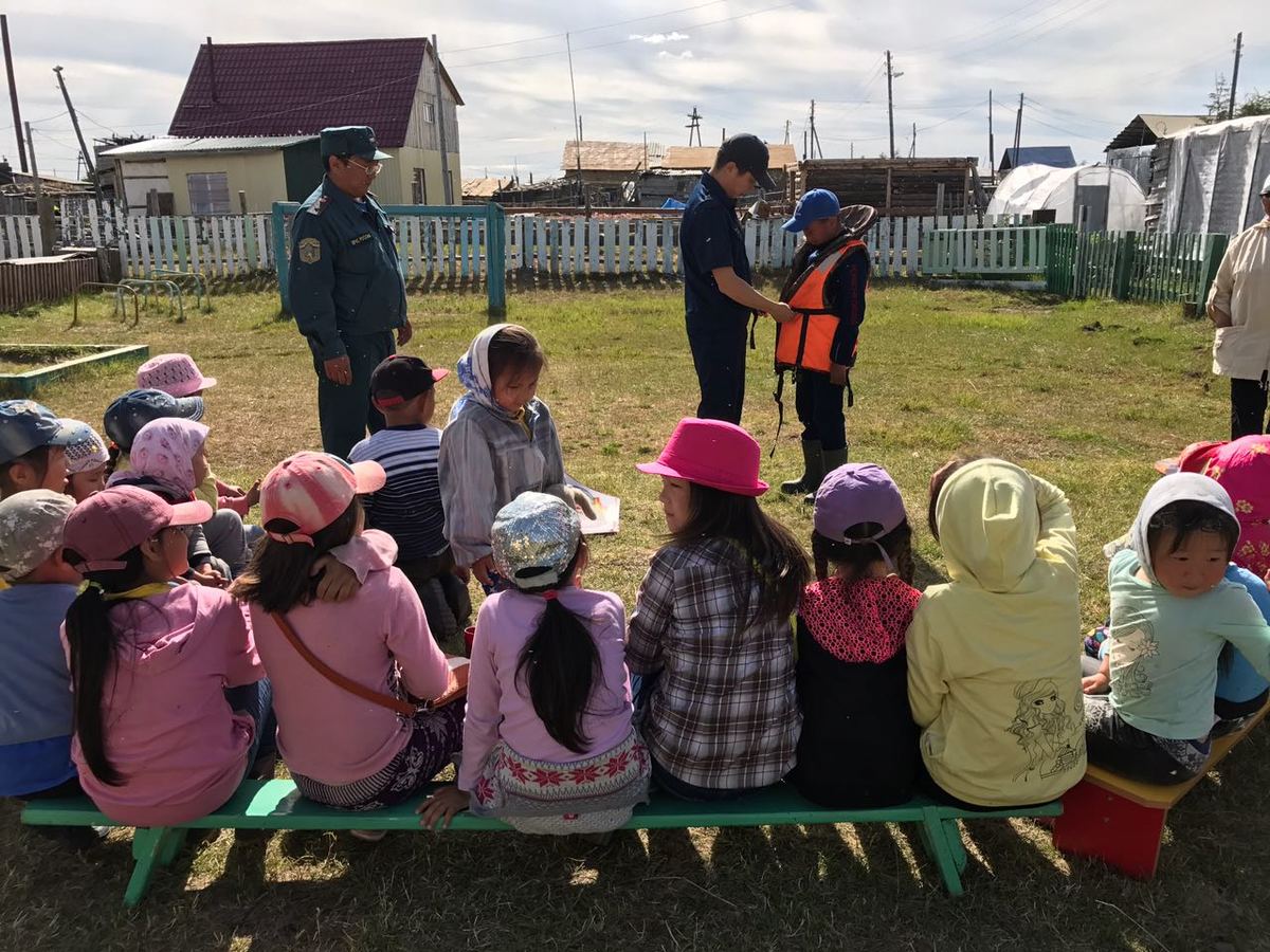 В Среднеколымском районе продолжают работать спасатели