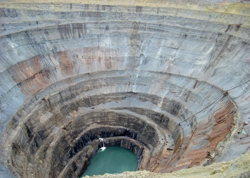 МЧС сообщило об ухудшении ситуации на подтопленном руднике "Мир"