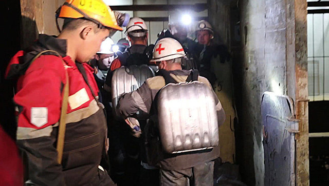 Спасатели освобождают участки поисков от завалов на руднике "Мир"