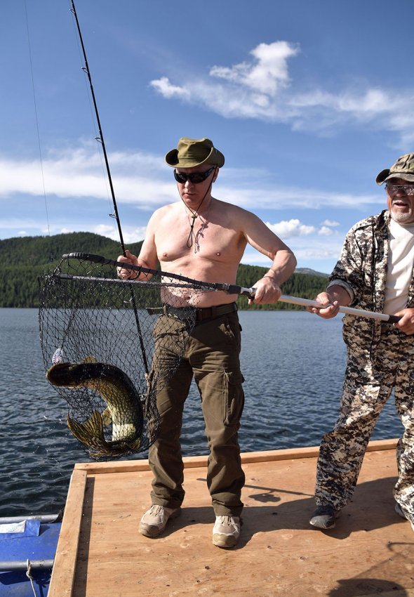 Путин гонялся два часа за щукой в Туве