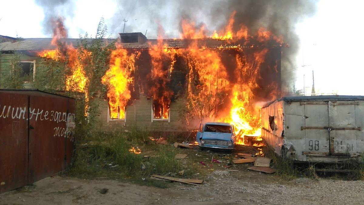 Вечером 21 августа загорелся дом №31/2 по улице Лонгинова в Якутске (+видео)