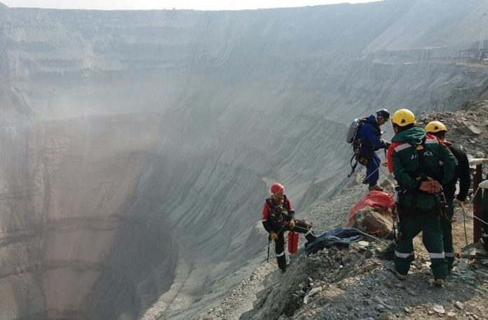 "Сегодня на руднике "АЛРОСА" альпинисты повторят попытку выйти на связь с заблокированными в шахте"