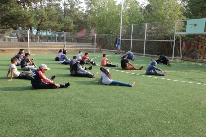 На зарядку со стражем порядка вышли юные воспитанники лагеря «Кэскил»