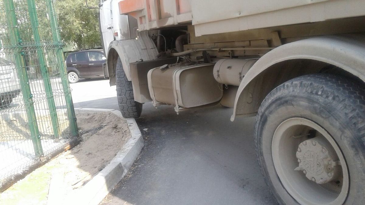 Некомфортная городская среда - 2: неработающая система водотведения и демонтаж проложенного тротуара