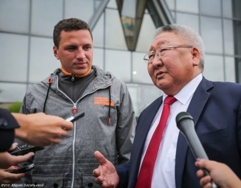 Егор Борисов проехал по улицам Якутска с координатором проекта «Карта убитых дорог» Александром Васильевым