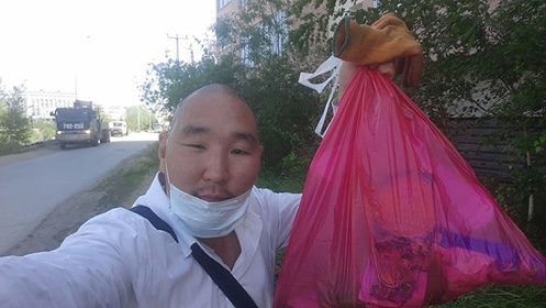 Доброволец Антон Васильев ответил на обвинения в том, что живет на деньги благотворителей