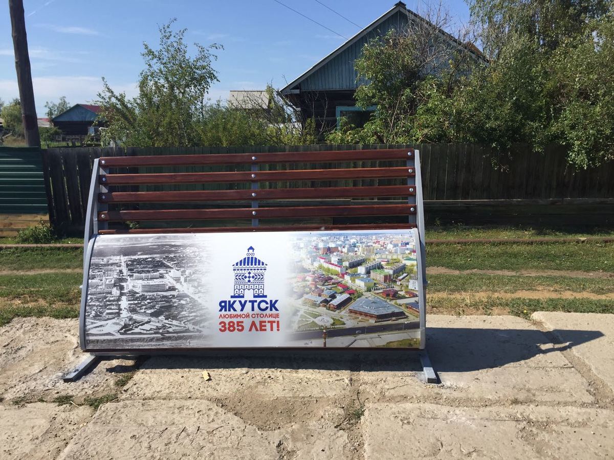 На улицах Якутска устанавливают новые скамейки