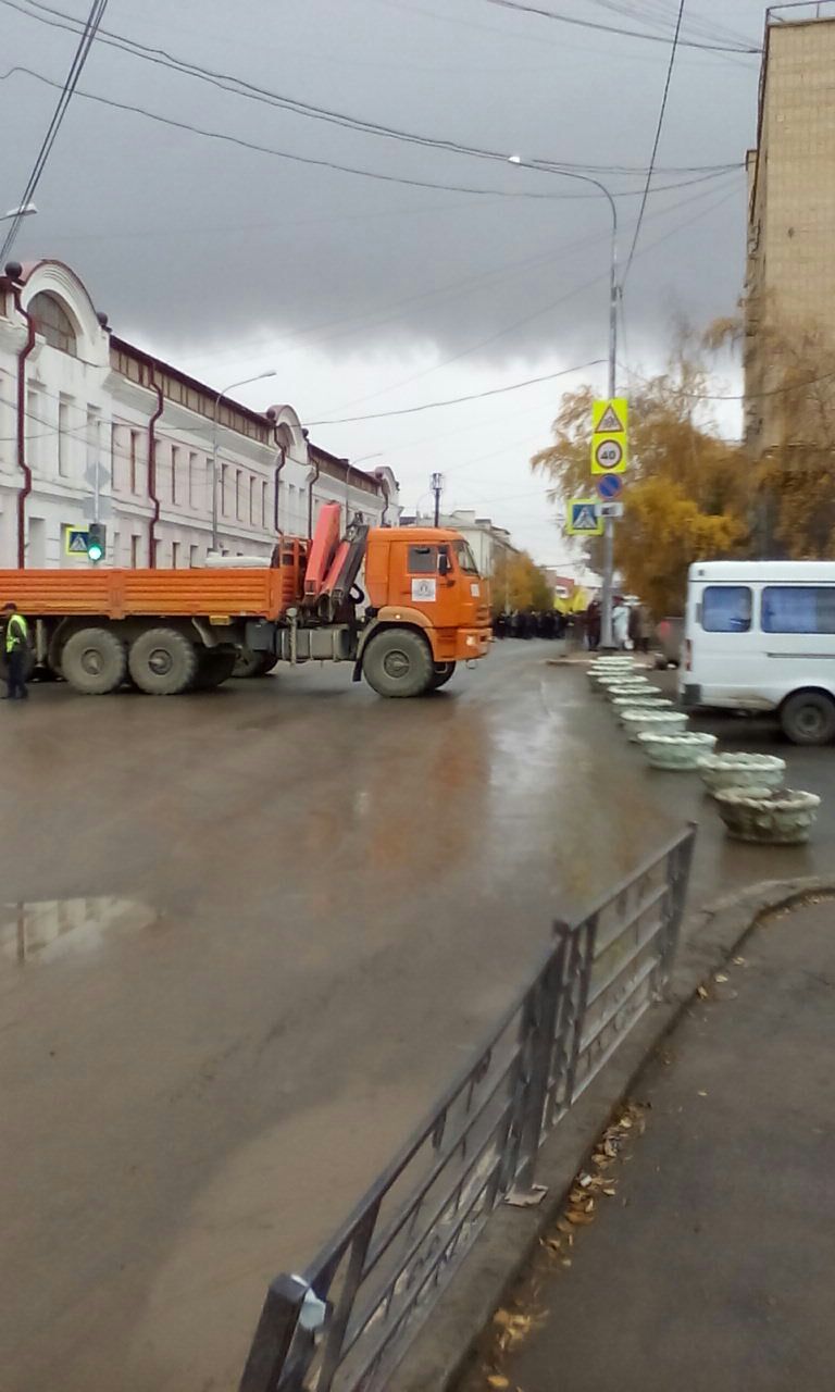 Фотовзгляд: В Якутске перекрыли дороги до 13.20