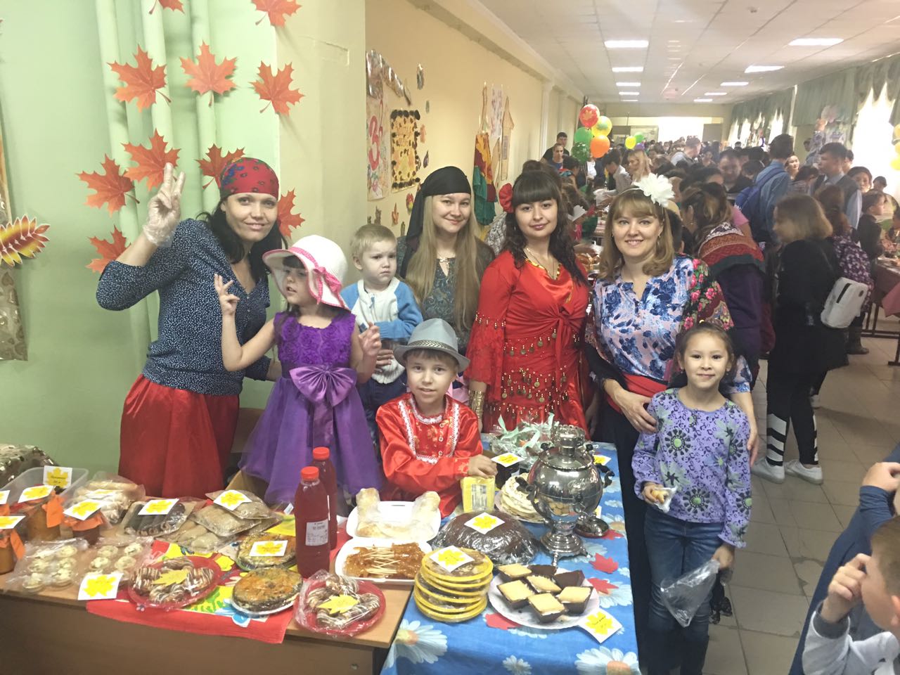 Фотовзгляд: в школах Якутска прошли осенние ярмарки