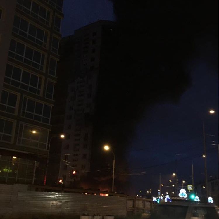 В Якутске горит новостройка, возведенная на месте пожарища