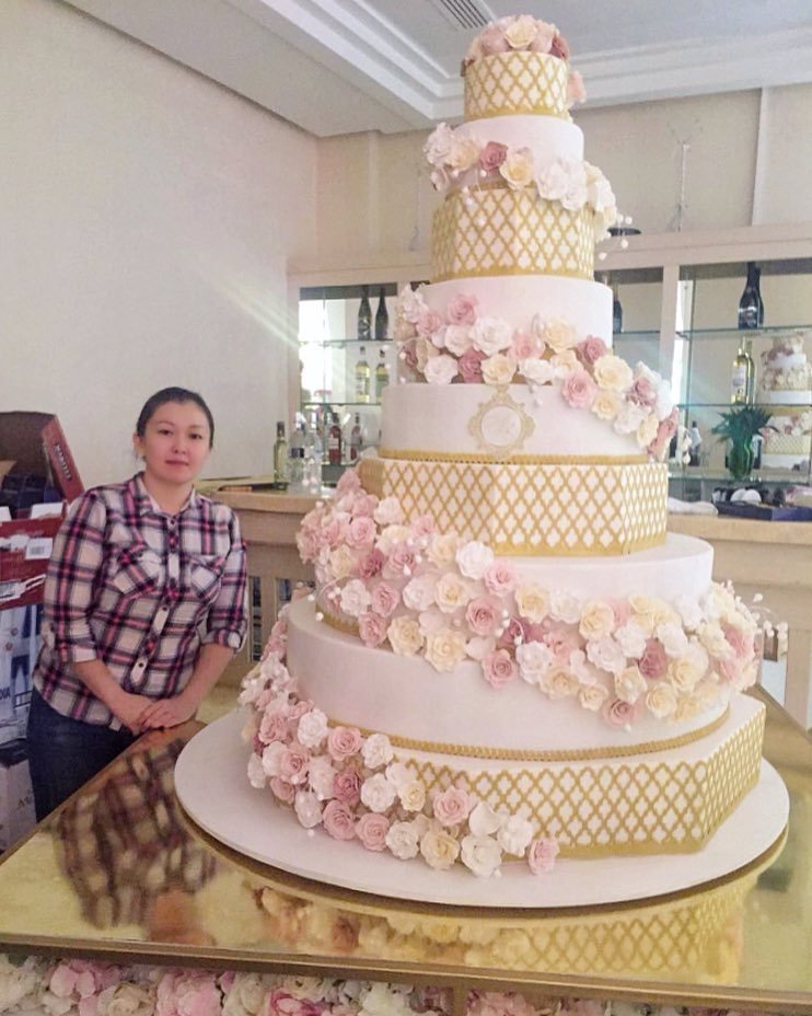 В Якутске на свадьбу испекли гигантский торт
