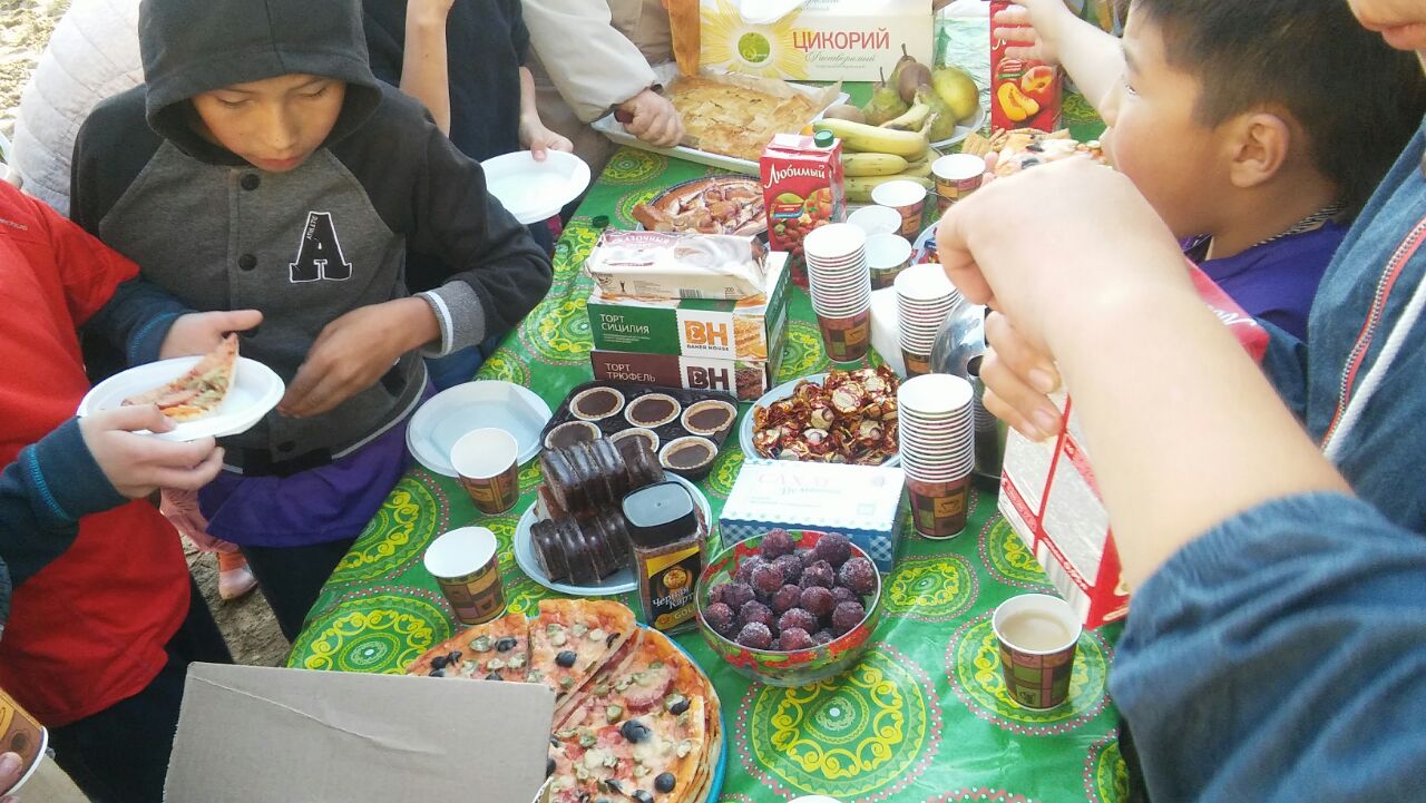 В День соседа в Якутске жители двора провели субботник и общее чаепитие (фото и видео)
