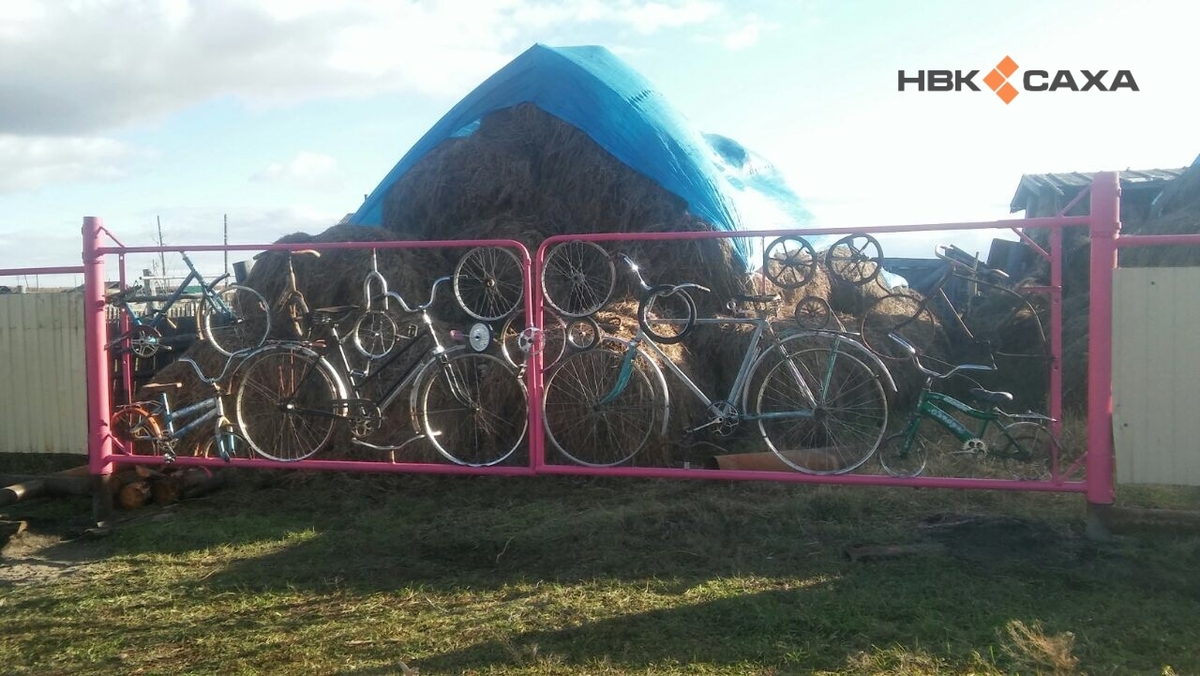 Житель Якутии смастерил забор из велосипедов