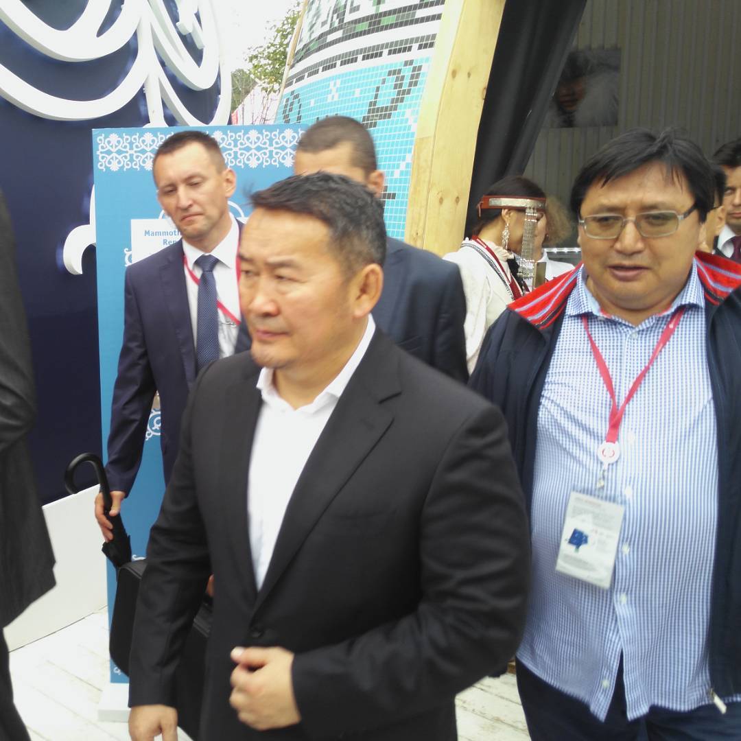 Фотовзгляд: Президент Монголии посетил площадку Якутии на ВЭФ