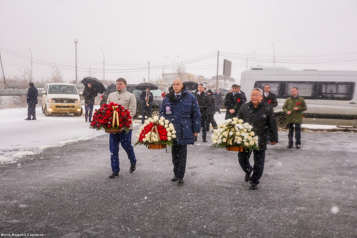 Егор Борисов возложил цветы к мемориальной плите ненайденным шахтёрам рудника «Мир»