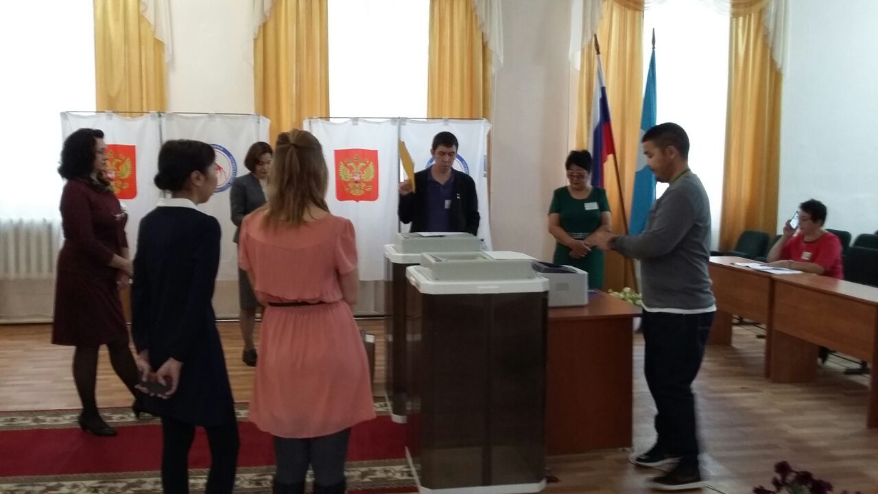 За Айсена Николаева отдано 66,29% голосов, "против всех" проголосовало 11,75% (по результатам обработки 17,54% протоколов)