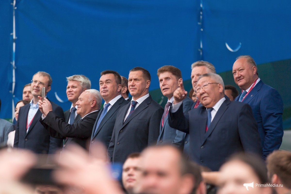 Трутнев на ВЭФ отведал морепродуктов и подтянулся 10 раз, показав «класс» губернаторам