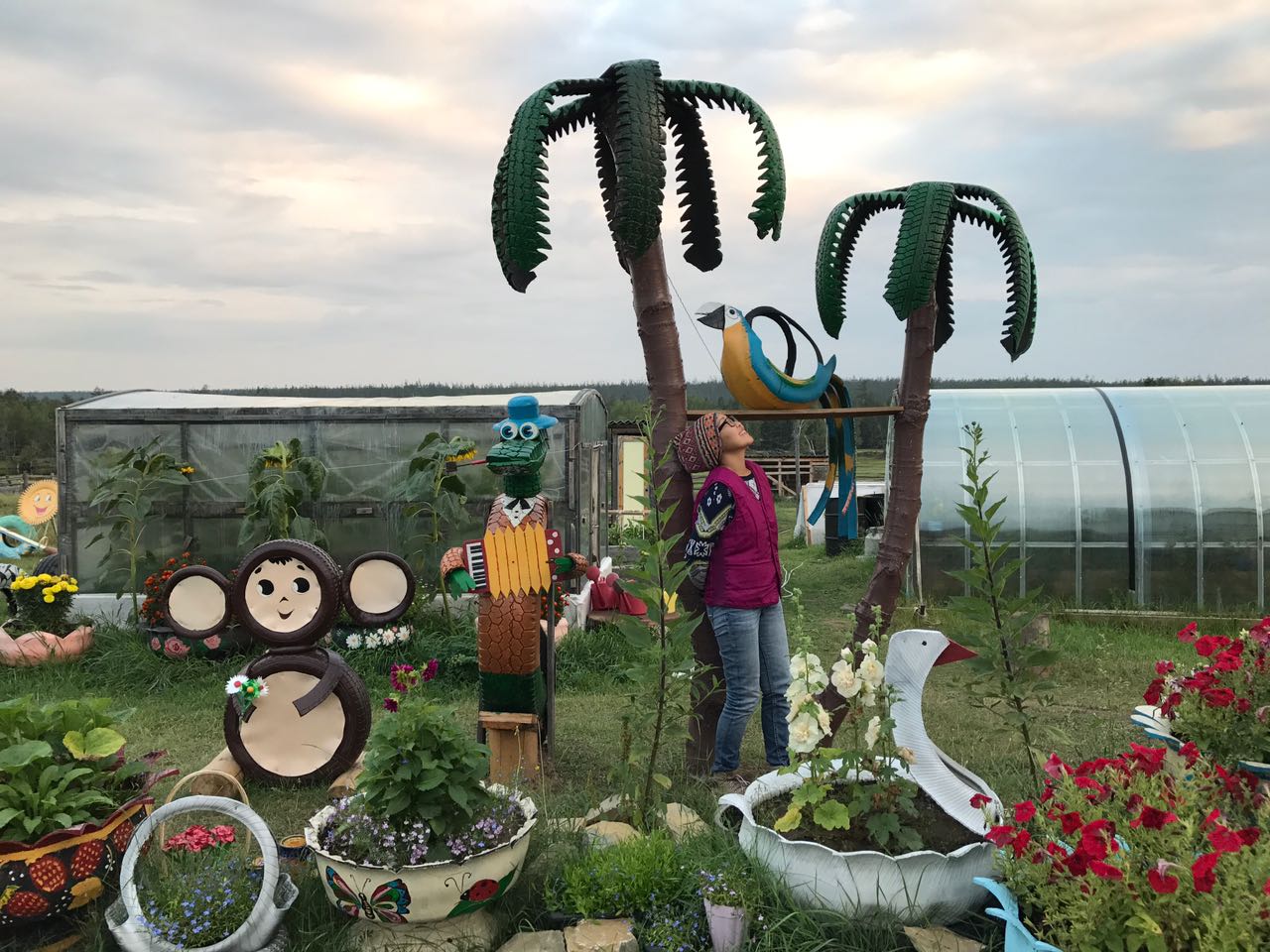 В Чурапчинском улусе семья построила детскую площадку из колес автомобиля (+видео)