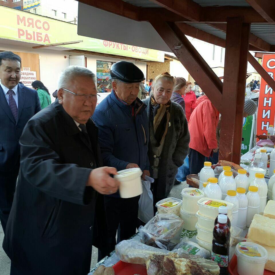 Егор Борисов купил на ярмарке бруснику, мясо, сливки и карасей