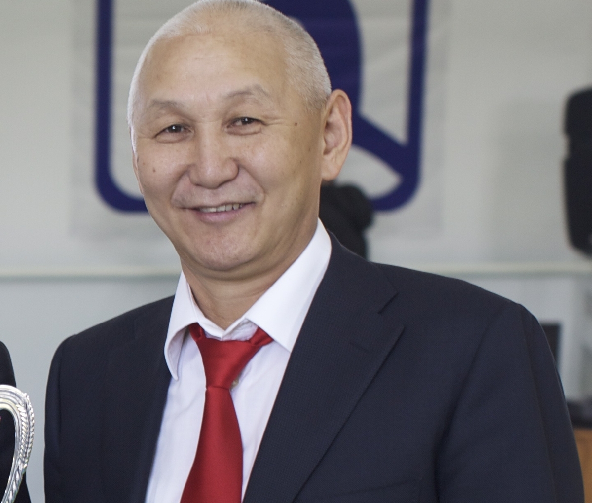 Видеофакт: Депутат Ил Тумэн Михаил Эверстов раздал спорсменам-победителям по 5 тысяч рублей