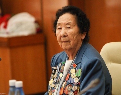 В 90-летний юбилей Парасковья Федорова удостоена Премии главы Якутии