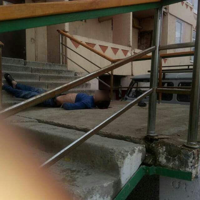 Жильцы дома, где недавно клиент мини-гостиницы упал с 8-го этажа, обратились к мэру Якутска