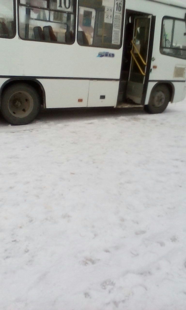 Из-за открытых дверей маршрутного автобуса пострадал школьник