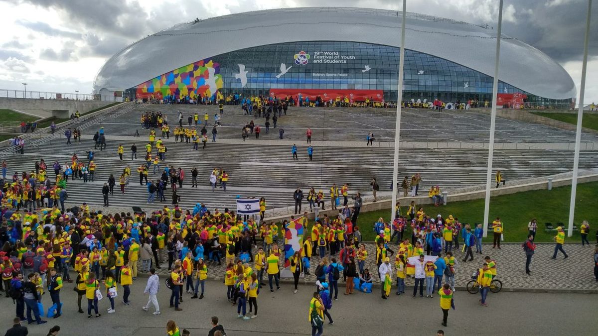 30 членов якутской делегации посетили открытие Всемирного фестиваля молодежи и студентов в Сочи