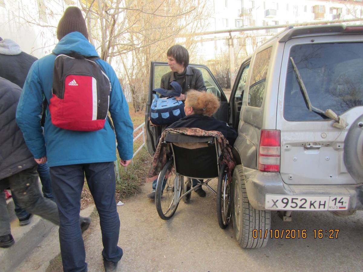 Уже несколько лет общественник перевозит инвалидов по собственной инициативе. 