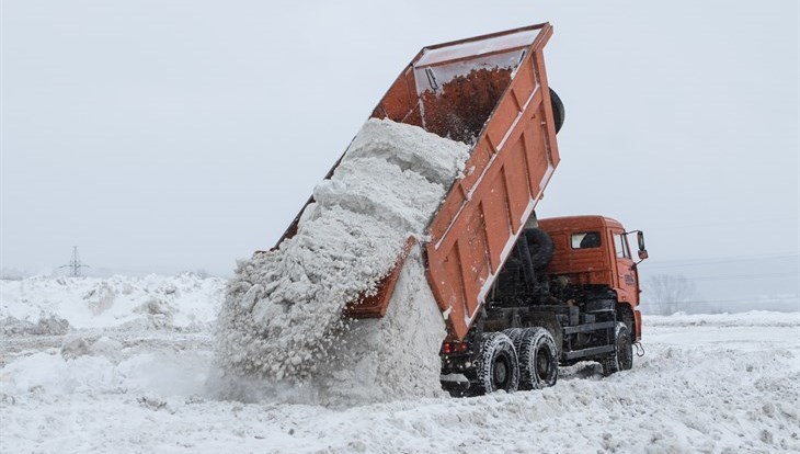 Работы по уборке снега в Якутске ведутся круглосуточно